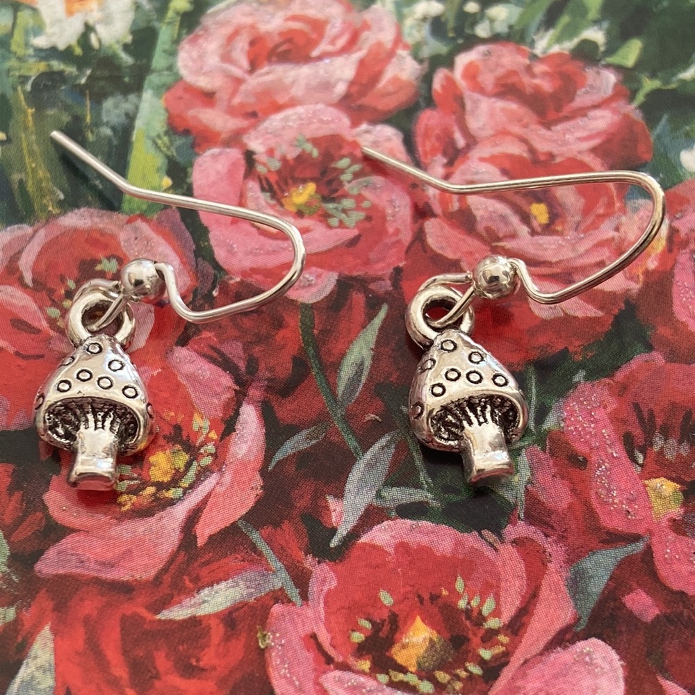 5/$10❤️❤️❤️NEW Tibetan Silver Dangling Mushroom Earrings by Alyce Rancour